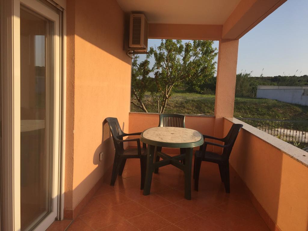 Sunny Rock Volme Apartments Баньоле Екстериор снимка